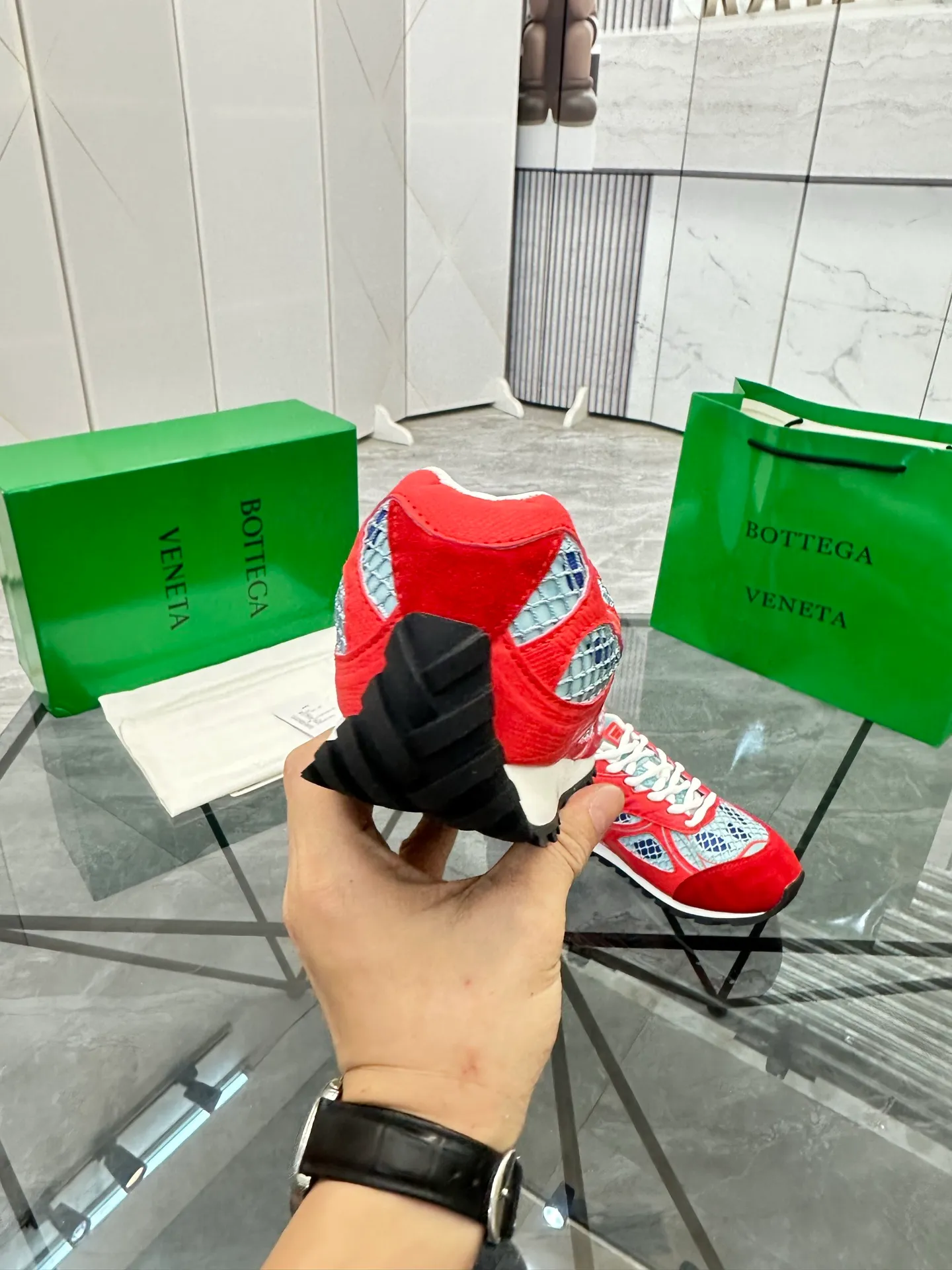 Factory men's shoes 💰: 620💰 (top version) BV Orbit sneakers Wang Yibo's same style couple's dad shoes Runner sneakers, made of lightweight technical mesh fabric. Matched with geometric pattern designed rubber outsole Wang Zha series high version Look for the package craftsmanship The actual height is much higher, but the legs are still slim. Very nice and playable and durable Matching to the standard 💯 Package shoe technology Look for the high version The outsole is made of color-blocked TPU outsole Women's model 35 36 37 38 39 40 41 (40 41 customized) Men's model 38 39 40 41 42 43 44 45. (Customized size 38 45.46) No. H345